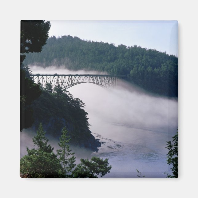 Imán La niebla se desliza bajo el puente Deception Pass (Frente)