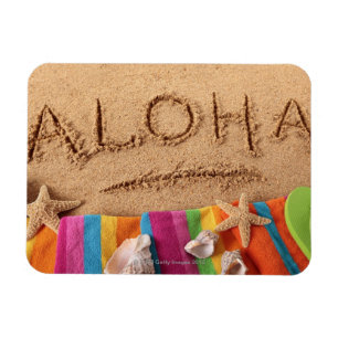 Imán La palabra Aloha escrita en una playa de arena, co