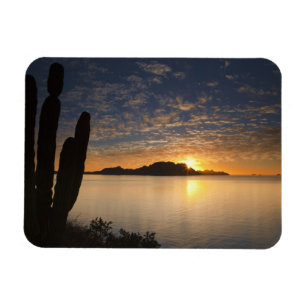 Imán La salida del sol sobre Isla Danzante en el Golfo 