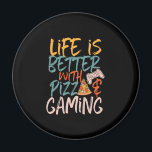 Imán La vida es mejor con la pizza y el juego divertido<br><div class="desc">La vida es mejor con pizza y juegos. Diseño divertido y humorístico para jugadores, aficionados al juego y nerds. Esta mercadería genial e impresionante es genial para los que les gusta jugar a videojuegos y comer pizza. Perfecto para celebrar el Día Nacional de los Videojuegos mientras se come pizza en...</div>