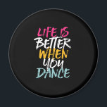 Imán La Vida Es Mejor Cuando Bailas Danzando Divertidos<br><div class="desc">La vida es mejor cuando bailas. Funny diseño de danza inspiradora para los que les encanta bailar cada vez que escuchan la música. Mercadería vintage, grunge y angustiada de Guay para bailarina profesional o para los que les encanta bailar por diversión. Perfecto para celebrar la actuación en el Día Nacional...</div>