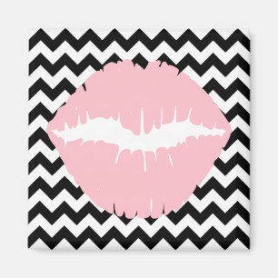 Imán Labios rosados sobre zigzag blanco y negro