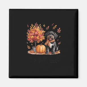 Imán Labradoodle negro es la calabaza otoñal