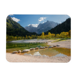 Imán Lago Jasna en los Alpes eslovenos en otoño