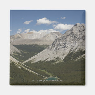 Imán Lago mountain en un valle con el cielo azul