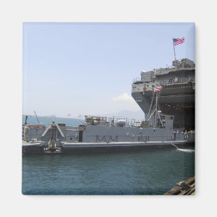 Imán Landing Craft Utility se mueve a su posición