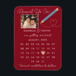 Imán "Lápices en" Calendario moderno Guardar la fecha<br><div class="desc">Estos imanes modernos ahorran la fecha perfecta para enviarlos a su familia y amigos. El diseño, sencillo pero llamativo, incluye la frase "¡Lázcannos!" con un lápiz de diseño que dibuja un corazón de amor. El diseño de estilo de calendario le permite mover el corazón a la fecha de su boda....</div>