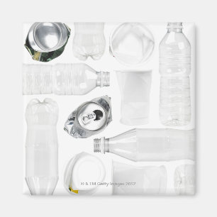 Imán Las botellas, las tazas y las latas plásticas del