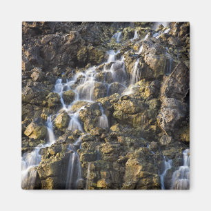 Imán Las caídas de Brine de la roca volcánica caen