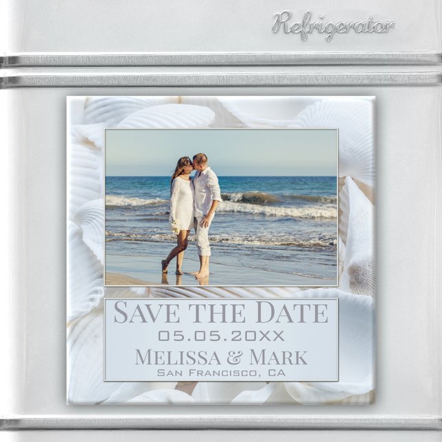 Imán Las carcasas fotográficas del mar blanco salvan el (Elegant Save the Date magnet featuring your own photo framed by a modern design with white seashells)