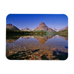 Imán Las montañas se reflejan en el tranquilo lago Two