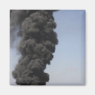 Imán Las nubes oscuras del humo y del fuego emergen