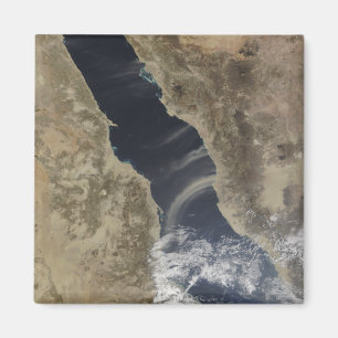 Imán Las plumas de polvo explotan frente a las costas d