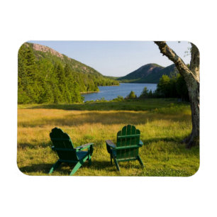 Imán Las sillas Adirondack en el césped de la casa Jord