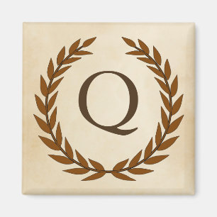Imán Laurel Wreath sobre el monograma de pergamino Q in