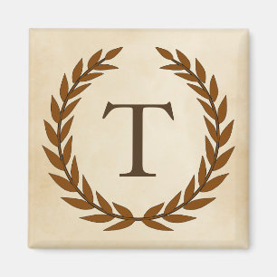 Imán Laurel Wreath sobre el Monograma inicial del perga