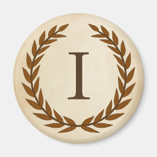 Imán Laurel Wreath sobre el monograma inicial del perga