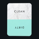 Imán Lavavajillas para la tipografía moderna de acua y<br><div class="desc">Moderno y elegante imán de lavavajillas con tipografía moderna con fondo de mármol azul acuático y blanco falso. Esto será perfecto como regalo de graduación o como regalo de boda. Hay otros colores disponibles.</div>