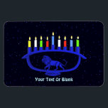 Imán León azul Menorah<br><div class="desc">Por su fiesta de Chanukkah. Cuenta con una menorah de Chanukkah con tema de león,  superpuesta en un fondo estrellado,  con las ocho velas y la quema de shamash. Añade tu propio texto. Chanukkah es el "Festival de las Luces" de mediados de invierno.</div>