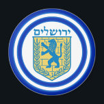Imán León de Judá Emblema Jerusalén Hebreo<br><div class="desc">Magnetoscopio redondo con una imagen de un León azul y amarillo del emblema de Judá y amplios bordes de doble azul recortados en azul claro sobre blanco. Vea toda la colección del imán Hanukkah en la sección VACACIONES.</div>