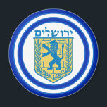 Imán León de Judá Emblema Jerusalén Hebreo<br><div class="desc">Magnetoscopio redondo con una imagen de un León azul y amarillo del emblema de Judá y amplios bordes de doble azul recortados en azul claro sobre blanco. Vea toda la colección del imán Hanukkah en la sección VACACIONES.</div>