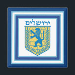 Imán León de Judá Emblema Jerusalén Hebreo<br><div class="desc">Imán cuadrado con una imagen de un León azul y amarillo del emblema de Judá sobre blanco con bordes azul claro y azul oscuro y "Jerusalén" en hebreo con letras azules encima. Vea toda la colección del imán Hanukkah en la sección VACACIONES.</div>