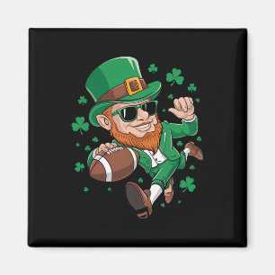Imán Leprechaun Jugando Al Fútbol En El Día Del Deporte