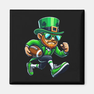 Imán Leprechaun Jugando Al Fútbol En El Día Del Deporte
