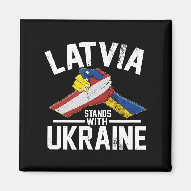 Imán Letonia está de pie con la bandera ucraniana leton (Frente)