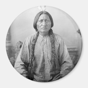 Imán Líder lakota sacudiendo a indígenas norteamericano