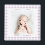 Imán Lilac Gingham Check Baby Birthdate Magnet<br><div class="desc">El dulce cheque de gingham púrpura lila es una manera encantadora de enmarcar la foto de un recién nacido y celebrar la llegada con un imán cuadrado con el nombre y la fecha de nacimiento. Haz de este imán para un nuevo padre,  abuelos y familia o amigos.</div>