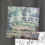 Imán Lilies de agua blanca | Claude Monet<br><div class="desc">Lilies de agua blanca (1899) del artista impresionista francés Claude Monet. La pintura original de arte fino es un aceite sobre lienzos de un jardín con nenúfares bajo la pasarela japonesa. Utilice las herramientas de diseño para agregar texto personalizado o personalizar la imagen.</div>