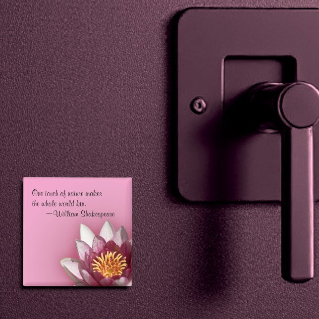 Imán Lirio de agua rosa (2" square quote magnet)
