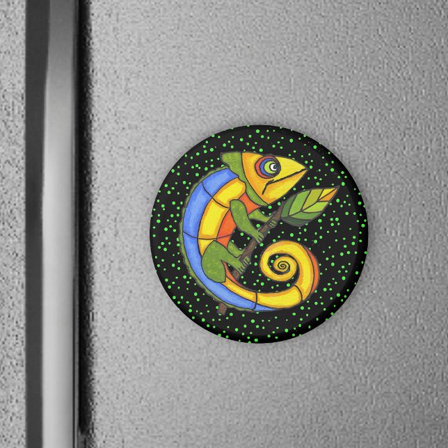Imán Lizard colorido en una rama (Colourful fantasy lizard holding twig with leaf green polka dots on black round magnet.)