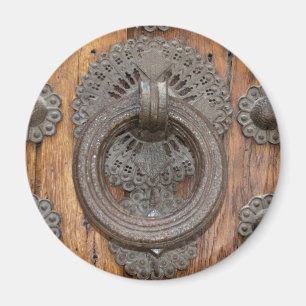 Imán Llamador metalizado en la antigua puerta de madera