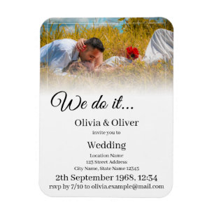 Imán Lo hacemos - Pareja besándose en un prado