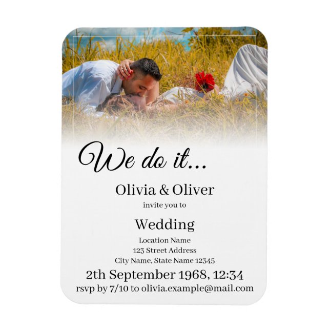 Imán Lo hacemos - Pareja besándose en un prado (Vertical)