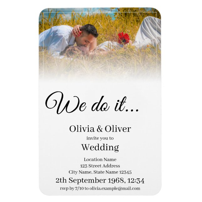 Imán Lo hacemos - Pareja besándose en un prado (Vertical)