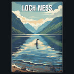 Imán Loch Ness Nessie Travel<br><div class="desc">El Loch Ness, situado en las tierras altas de Escocia, es uno de los lagos más famosos y misteriosos del mundo. Con una extensión de unos 37 km de largo por 230 m de profundidad, es el segundo lago más grande de Escocia por superficie, pero el más grande por volumen...</div>