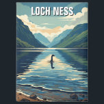 Imán Loch Ness Nessie Travel<br><div class="desc">El Loch Ness, situado en las tierras altas de Escocia, es uno de los lagos más famosos y misteriosos del mundo. Con una extensión de unos 37 km de largo por 230 m de profundidad, es el segundo lago más grande de Escocia por superficie, pero el más grande por volumen...</div>