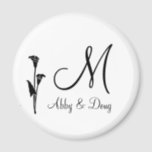 Imán Logo de DIY Tulip con monograma<br><div class="desc">Dibujo de línea simple en negro de tulipán contra fondo blanco crujiente. Añade fácilmente tu monograma,  nombres,  fechas de boda u otro texto a este diseño. Perfecto para los favores matrimoniales,  decoración y diseño con temática tulipán.</div>