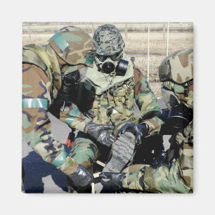 Imán Los aviadores ayudan a un soldado del ejército de