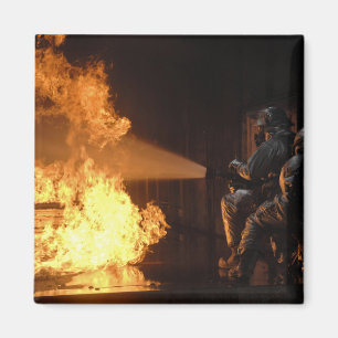 Imán Los bomberos extinguen un abeto simulado de la