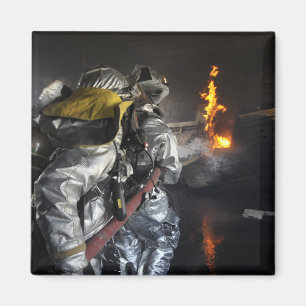 Imán Los bomberos extinguen un fuego en un ro de