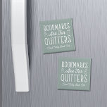 Imán Los Marcadores Son Para Quitters Personalizados Bo<br><div class="desc">Este bonito diseño de nerds para los amantes de los libros, las lombrices, los autores, los escritores, los amigos del club de lectura o los ávidos lectores presenta la graciosa cita "Los marcadores son para los quitters" con dos pequeños ilustraciones de libros sobre un polvoriento fondo verde sabio. Personalice con...</div>