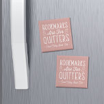 Imán Los Marcadores Son Para Quitters Personalizados Bo<br><div class="desc">Este bonito diseño de nerds para los amantes de los libros, las lombrices, los autores, los escritores, los amigos de los clubs de lectura o los ávidos lectores presenta la graciosa cita "Los marcadores son para los quitters" con dos pequeños ilustraciones de libros sobre un polvoriento fondo de rosa. Personalice...</div>