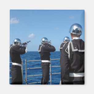 Imán Los marineros disparan un saludo con arma de fuego