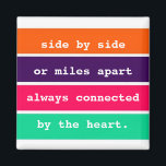 Imán Los mejores amigos codo a codo<br><div class="desc">Imán de cita amistosa que presenta la cita "lado a lado o a millas de distancia,  siempre conectado por el corazón" en un diseño de rayas coloridas. Visite nuestra tienda para ver toda nuestra colección de imanes inspiradores.</div>