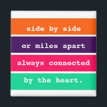 Imán Los mejores amigos codo a codo<br><div class="desc">Imán de cita amistosa que presenta la cita "lado a lado o a millas de distancia,  siempre conectado por el corazón" en un diseño de rayas coloridas. Visite nuestra tienda para ver toda nuestra colección de imanes inspiradores.</div>