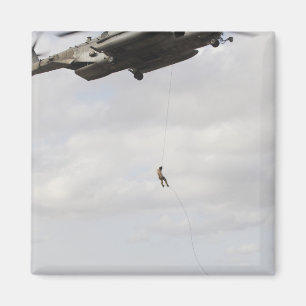 Imán Los pararescuemen de la fuerza aérea conducen un